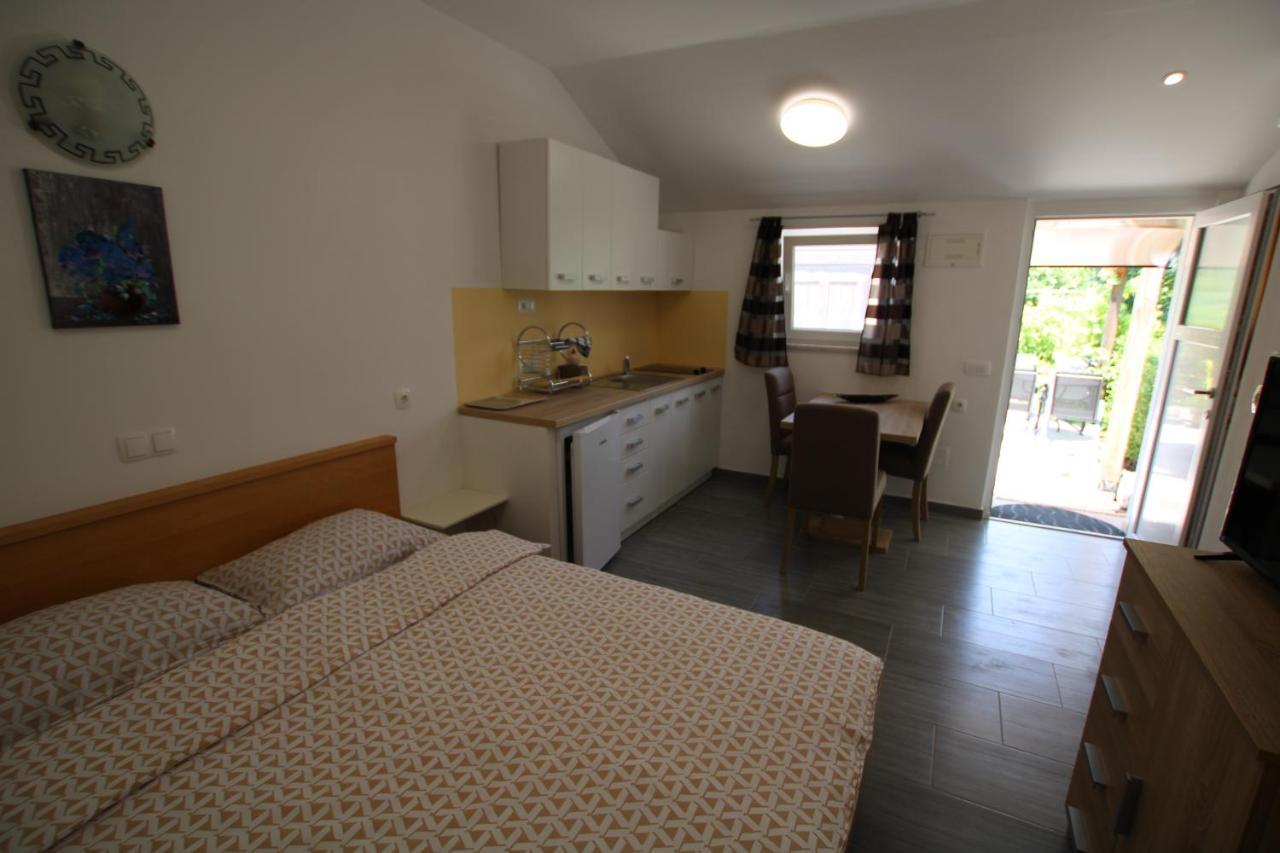 Apartments Green Garden Labinci Стая снимка